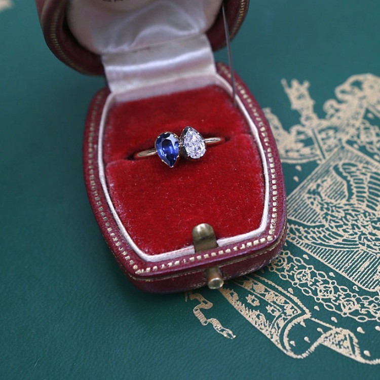 Napoleon Bonaparte’s 1796 engagement ring to Empress Joséphine, featuring a pear-shaped sapphire and diamond in a Toi et Moi setting.