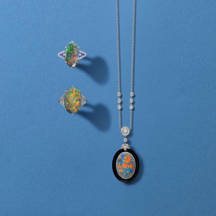 10. Selecting Opal Jewellery.jpg