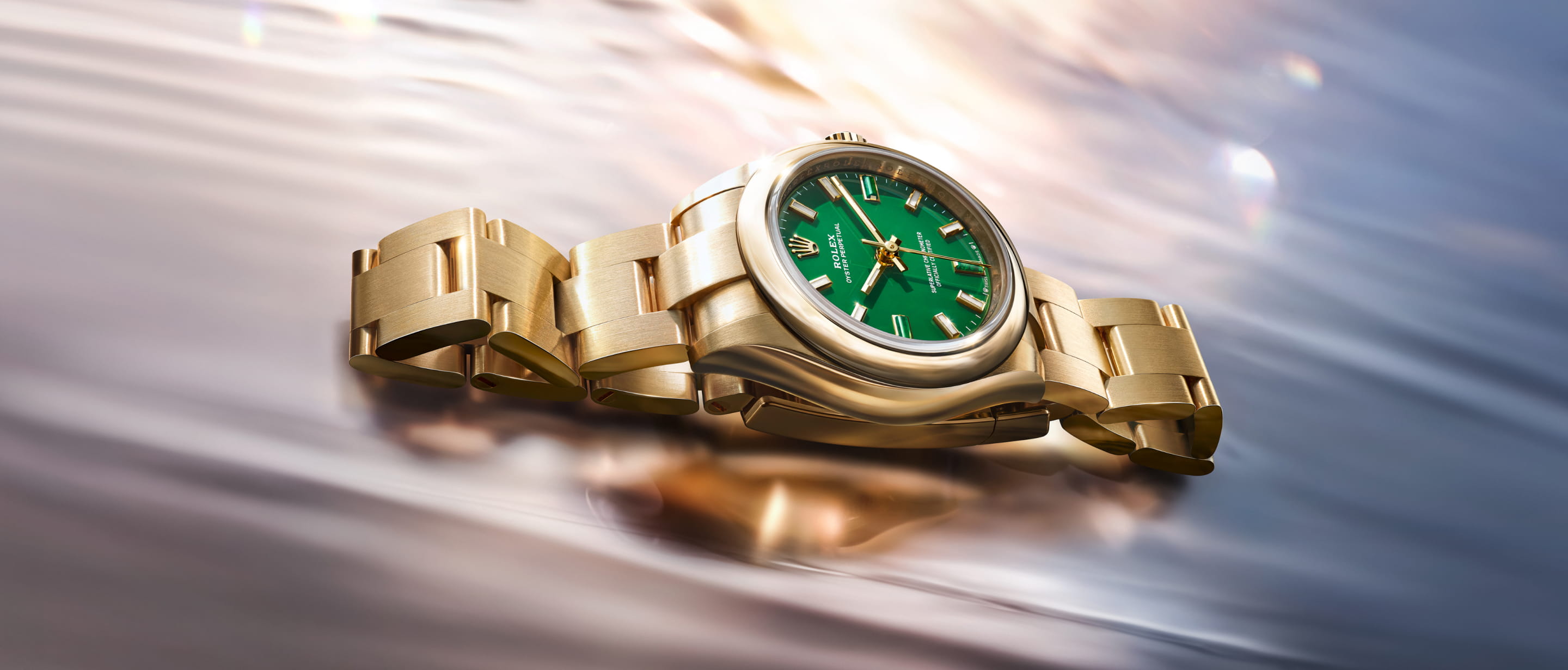 rolex-new-watches-2026-the-oyster-perpetual-28-and-34-m124205-0002-and-m276208-0002-ambiance-portrait.jpg